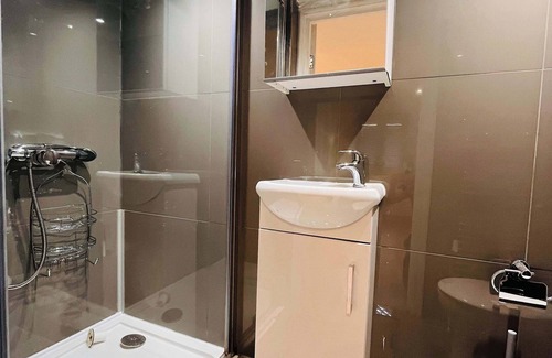 Eccles House | Spacious Victorian 5Bedroom 5Bathroom w Free Parking