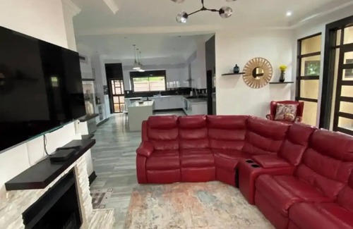 Hartbeespoort Villa | Spacious villa with 5 bedrooms and WiFi, AC in fantastic Hartbeespoort