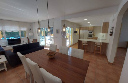 L'Escala Villa | Spacious villa with private pool, a stone's throw from the beaches of San Marti.
