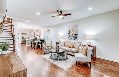 Babe Denny House | Spacious | Walk to Lucas Oil!