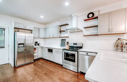 Babe Denny House | Spacious | Walk to Lucas Oil!