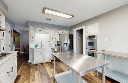 Flour Bluff House | Spacious waterfront house with full kitchen, BBQ, patio & ping-pong table