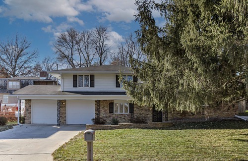 West Omaha House | Spacious West Omaha Home- Sanitized & Group Ready