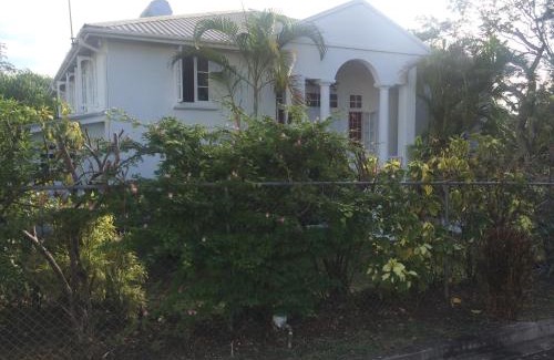 Mount Standfast Villa | Spacious White House Villa 1 minute to sandy beaches