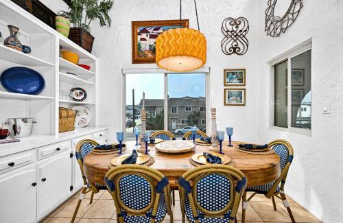 West Newport House | Spanish Castle in Newport Steps to the Sand and Grocery Store