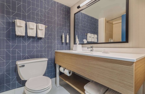 Executive Park Hotel | Spark by Hilton Charlotte Tyvola I-77