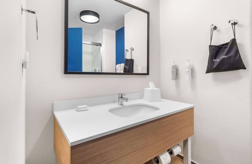 Pearland Hotel | Spark by Hilton Pearland