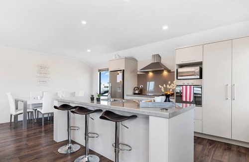 Papamoa Beach House | Sparkling Ocean Views - Papamoa Holiday House