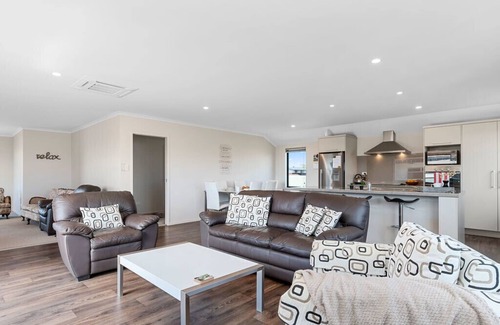 Papamoa Beach House | Sparkling Ocean Views - Papamoa Holiday House