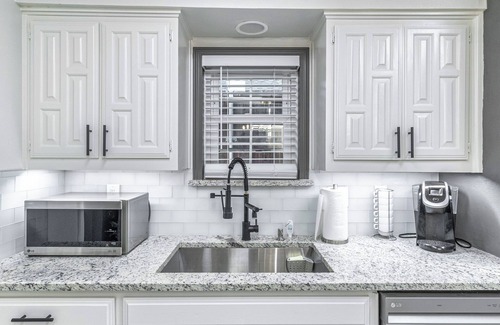 Rowlett House | Speakeasy, Pool, 12 Person Hot tub, Game Room with Arcade, 500MGps Internet.