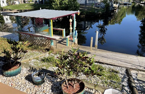 Weeki Wachee Gardens House | SPECIAL DEAL! LUXURY WATERFRONT King & Queen Suites 3 Baths Kayaks Modern