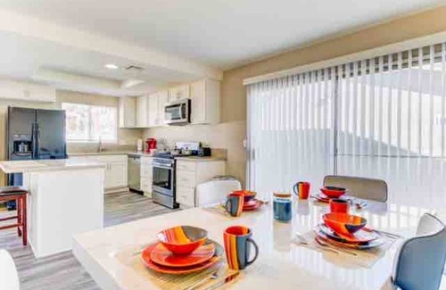 Las Vegas House | Special Sale! King Bed! EV Charger! Rain Shower!