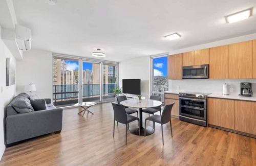 Ala Moana Apartment | Spectacular 2BR 2BA Parking + Pool