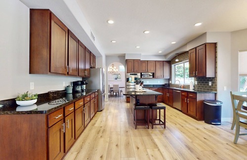 Arabian Crest House | Spectacular 3,900-square-foot home with heated pool & putting green