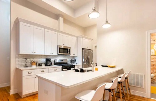 Lower West Side Apartment | Spectacular 3 Bedroom 2.5 Bath 10 Mins from Downtown