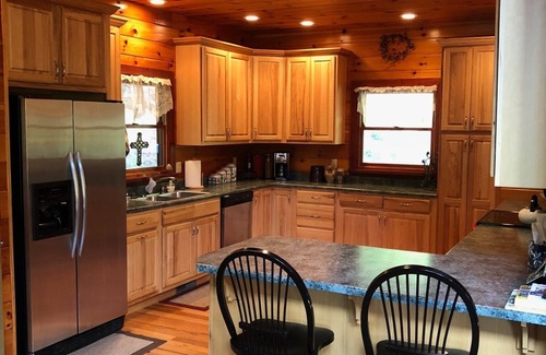 Franklin Cabin | Spectacular 4 bed 4 bath Log Home up Bench Mountain in the Smoky Mountains