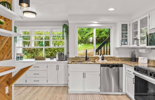 South Hills House | Spectacular 5BR 4.5Bth Hillside Retreat, Sleeps 15