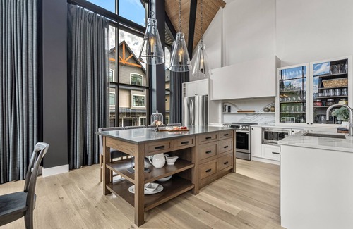 Canmore House | Spectacular 8-BDRM, 8-BATH Mountain Retreat!