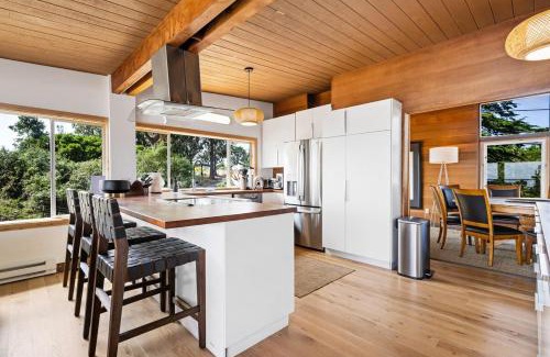 Bolinas House | Spectacular Bolinas Oceanfront Retreat