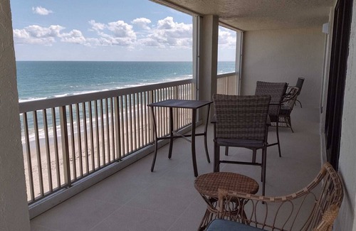 South Patrick Shores Condo | Spectacular direct oceanfront penthouse, corner unit