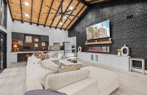 South Lamar House | Spectacular Grand Getaway - Pool Fire Pit Bar