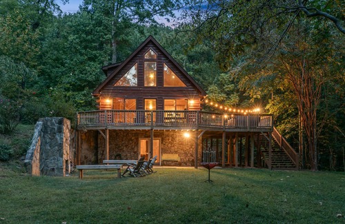 Marion Cabin | Spectacular Log Cabin Home 45 minutes to Asheville