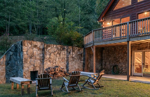 Marion Cabin | Spectacular Log Cabin Home 45 minutes to Asheville