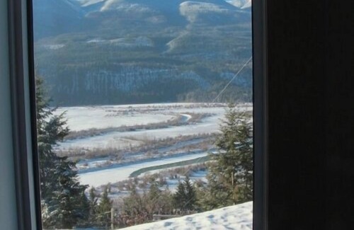 Golden Apartment | Spectacular mountain beauty and comfort at Hawkes Hill in Golden BC