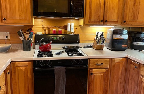 Purlear Cabin | Spectacular Mtn Views-Artfully Decorated. Inviting, Warm & Rustic.