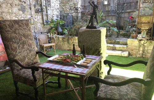 Eymet House | Spectacular Surroundings Spectacular Location a 550+ yr old VillageHome in Eymet