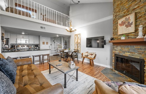 Chalet Village Condo | SPECTACULAR VIEWS✅️FastWiFi/HotTub/Seasonal Pool/Sauna/3.5 miles to Gatlinburg