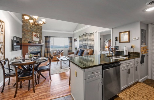 Chalet Village Condo | SPECTACULAR VIEWS✅️FastWiFi/HotTub/Seasonal Pool/Sauna/3.5 miles to Gatlinburg