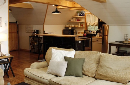 Annandale Cabin | Spectacular views-sleeps 10