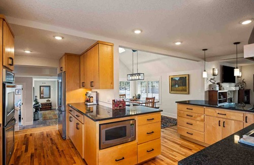 Aurora House | Spectacular Villa on 25 Acre Orchard, Pergola w/Fireplace, Private Hot Tub, Pet Friendly, BBQ