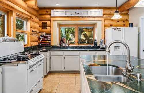 Alta Sierra Cabin | Spectacular West Coast Cabin: Bike, Hike & Ski!