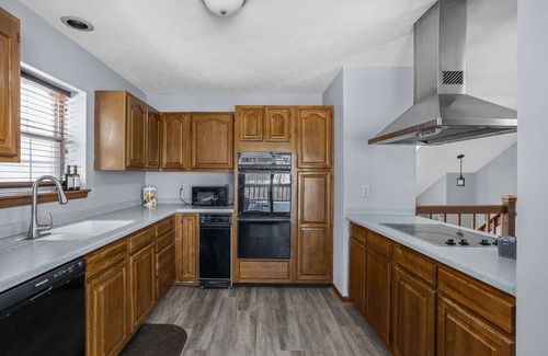 Wayne House | Speedway Retreat | Ideal for Families & Pets