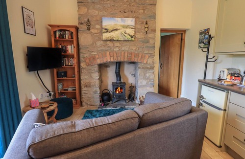 Sedbergh Cottage | SPEIGHT COTTAGE, pet friendly, with hot tub in Sedbergh