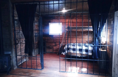Anaconda Cabin | Spend a night in Jail