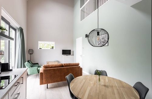 Wemeldinge House | Spend the night comfortably in an attractive and modern Zeeland farm.