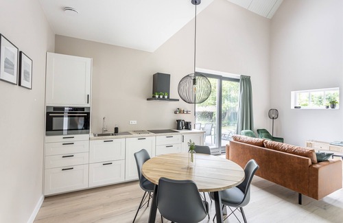 Wemeldinge House | Spend the night comfortably in an attractive and modern Zeeland farm.