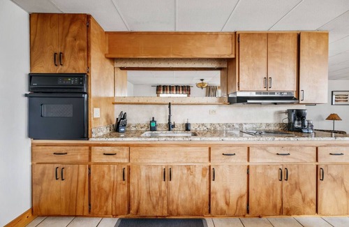 Mayfield Condo | Spider Lakefront Balcony| Pontoon Rentals| Bonfire