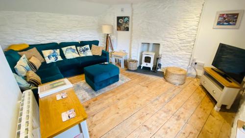 Polperro House | SPINDRIFT is A Beautiful Newly Refurbished THREE BEDROOM Private Family House located on the OLD HARBOUR and the COASTAL PATH in the Heart of Beautiful POLPERRO