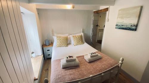 Polperro House | SPINDRIFT is A Beautiful Newly Refurbished THREE BEDROOM Private Family House located on the OLD HARBOUR and the COASTAL PATH in the Heart of Beautiful POLPERRO