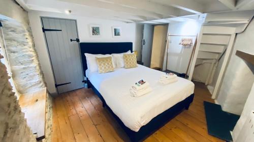 Polperro House | SPINDRIFT is A Beautiful Newly Refurbished THREE BEDROOM Private Family House located on the OLD HARBOUR and the COASTAL PATH in the Heart of Beautiful POLPERRO