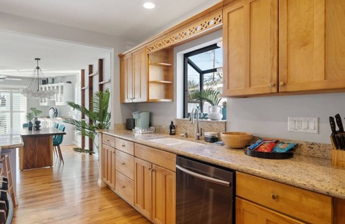 South of Conant House | Splash Haven| Heated Pool| Spacious Living Area| Sleeps 8