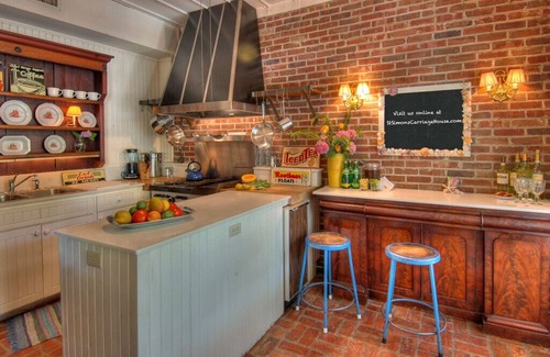 King City House | Splash!Jump on August discounts. 6 Bedrooms Sleeps 16. Walk to Village & Beach.