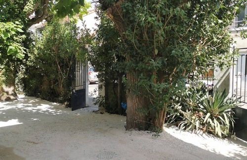 Avignon Villa | Splendid 1930s villa near the ramparts and downtown