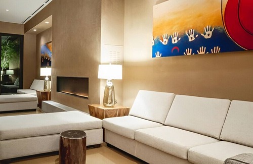 Sawmill Area House | Splendid King Rm w/ Rooftop Restaurant & Lounge!