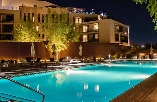 Sawmill Area House | Splendid King Rm w/ Rooftop Restaurant & Lounge!