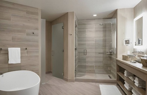 Sawmill Area House | Splendid King Rm w/ Rooftop Restaurant & Lounge!